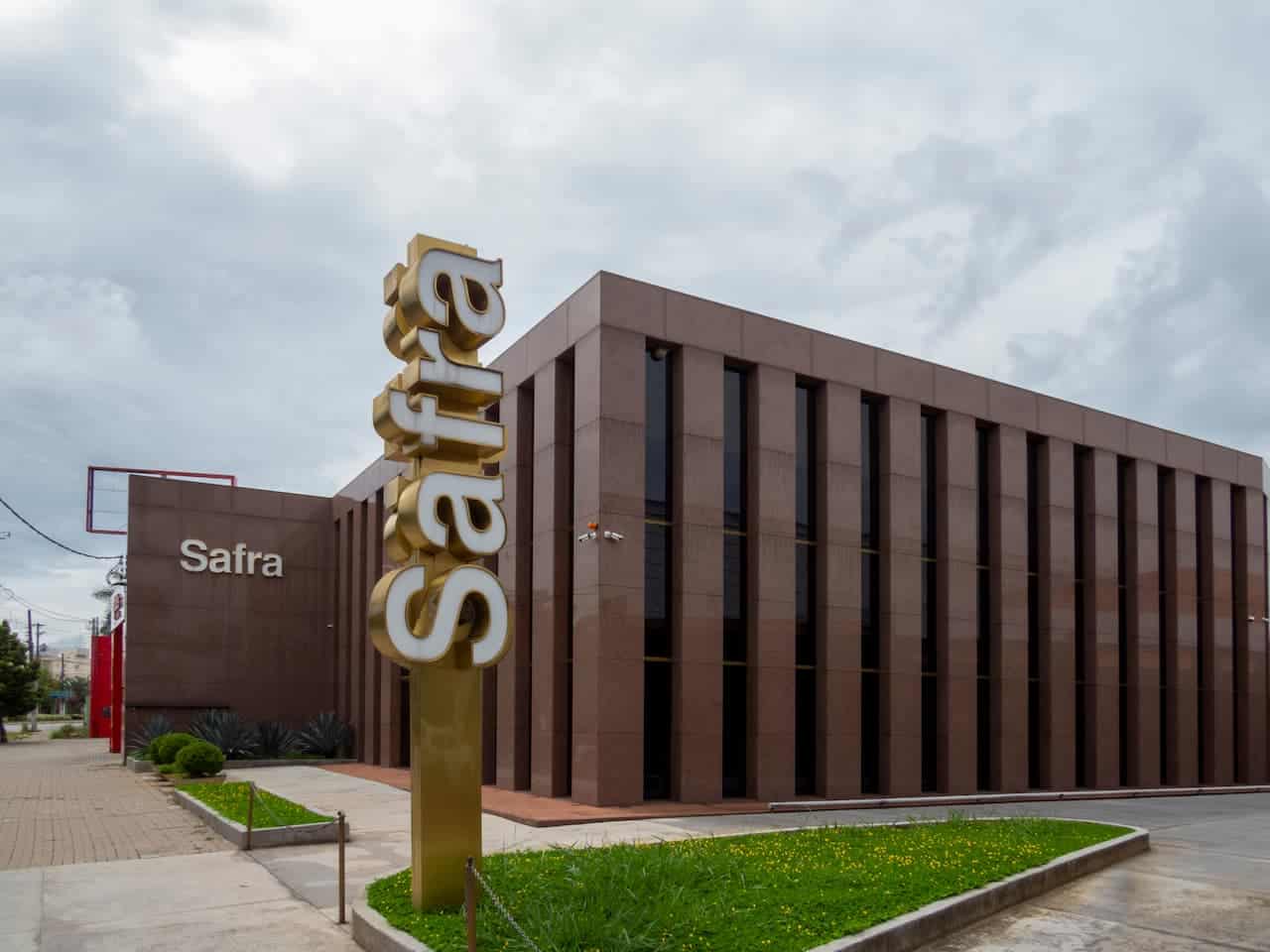 Banco Safra reduz limite de cartĂŁo DO NADA e deixa cliente revoltado