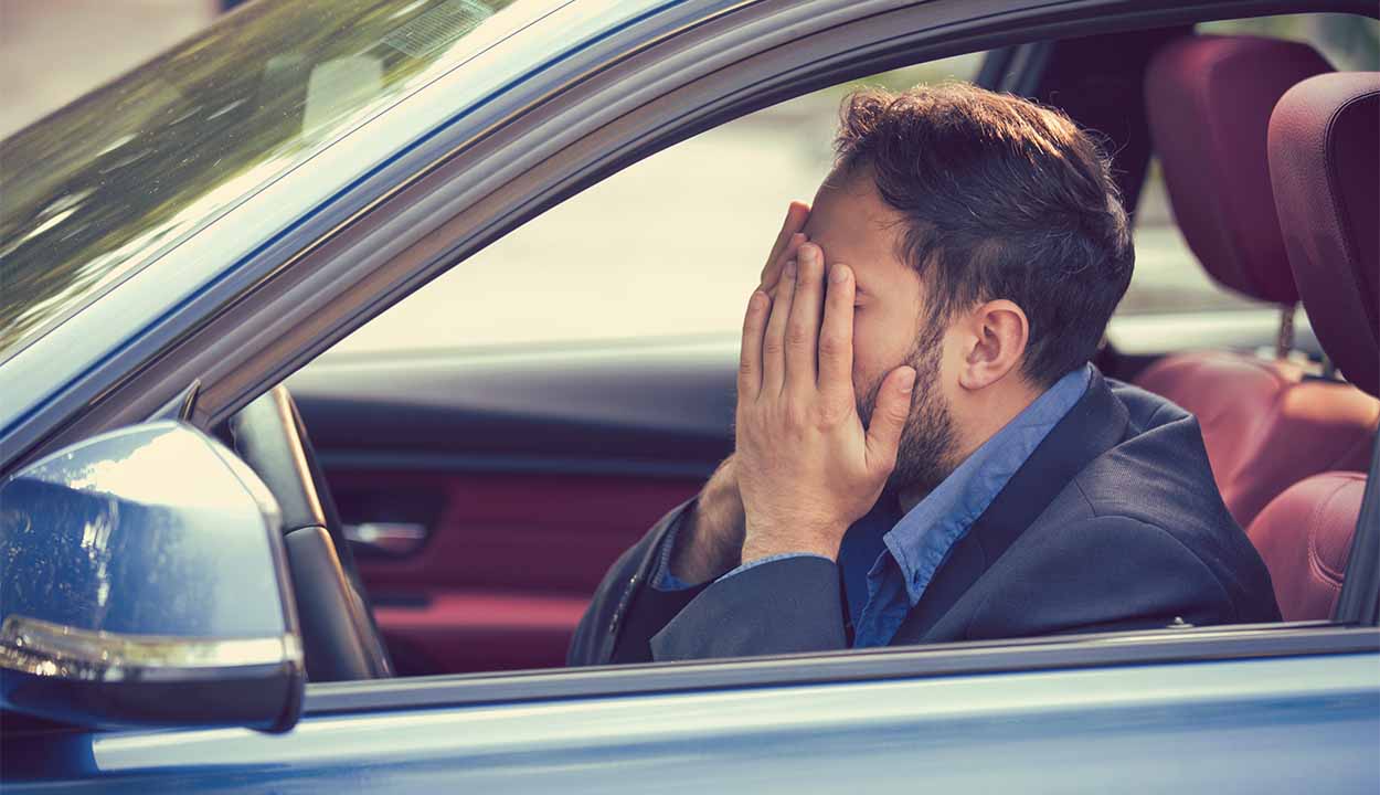 Motorista troca banco do carro por cadeira de praia, perde CNH e toma multa de R$ 2,9 mil