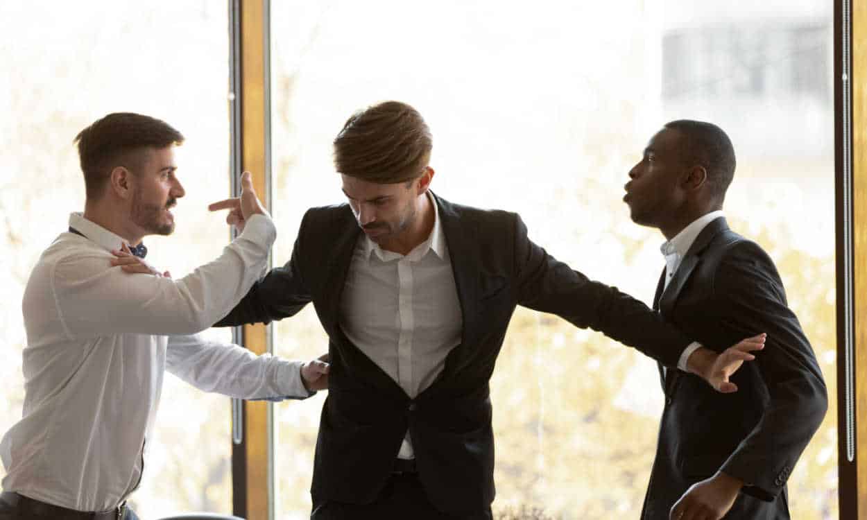 É possível ser demitido por justa causa por ofensas ao colega de trabalho?