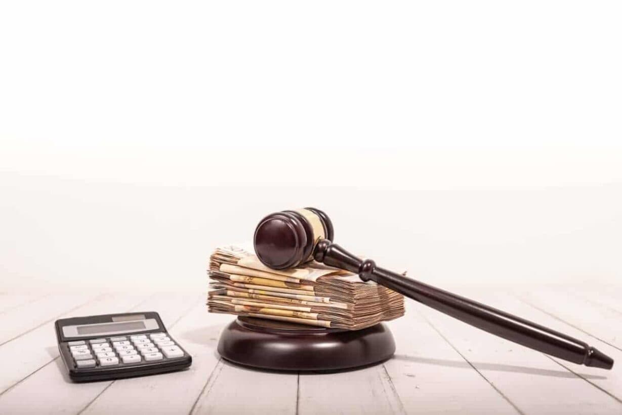 Mulher receberá indenização de R$ 50 mil após receber pedido de nudes para ser contratada