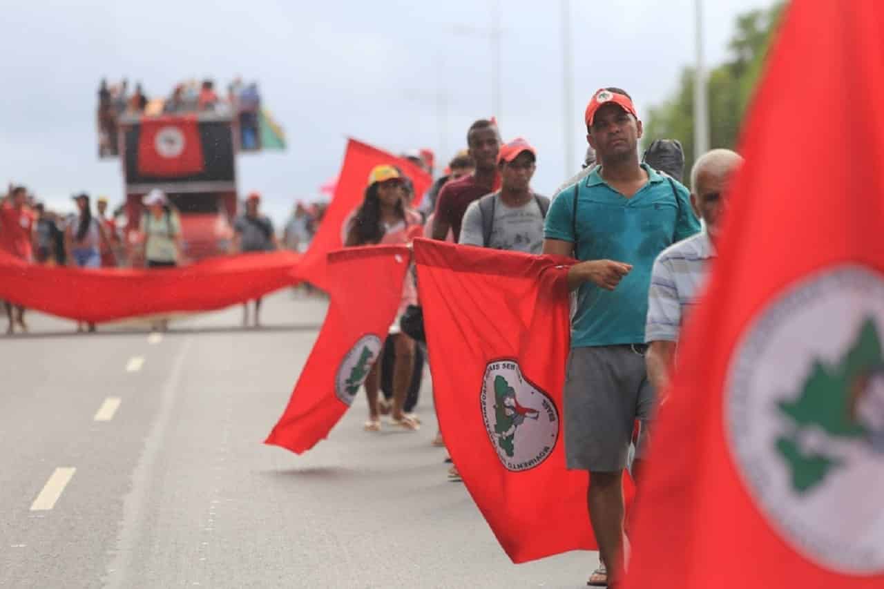 MST surpreende e convoca mutirão em site do governo por reforma