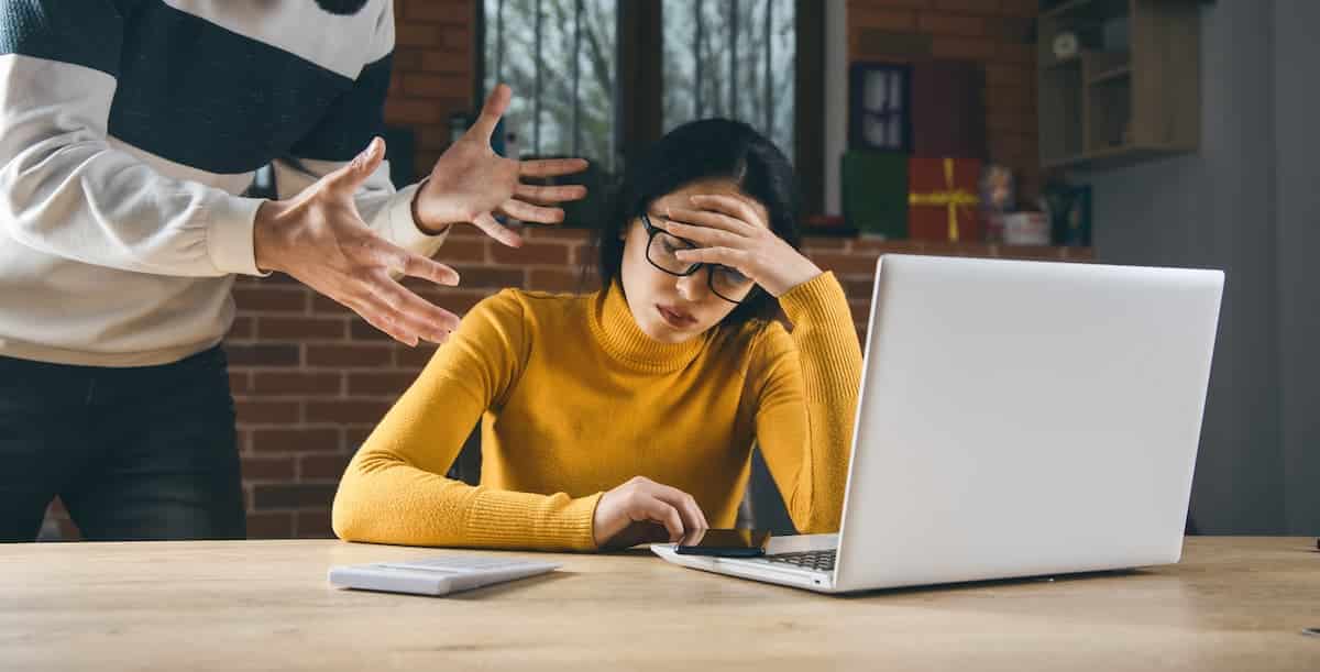 Trabalhador pode ser punido no emprego caso estas coisas aconteçam; confira quais