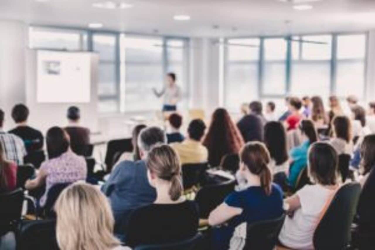 Alunos brasileiros ganham cartão especial com R$ 250 para continuar estudando