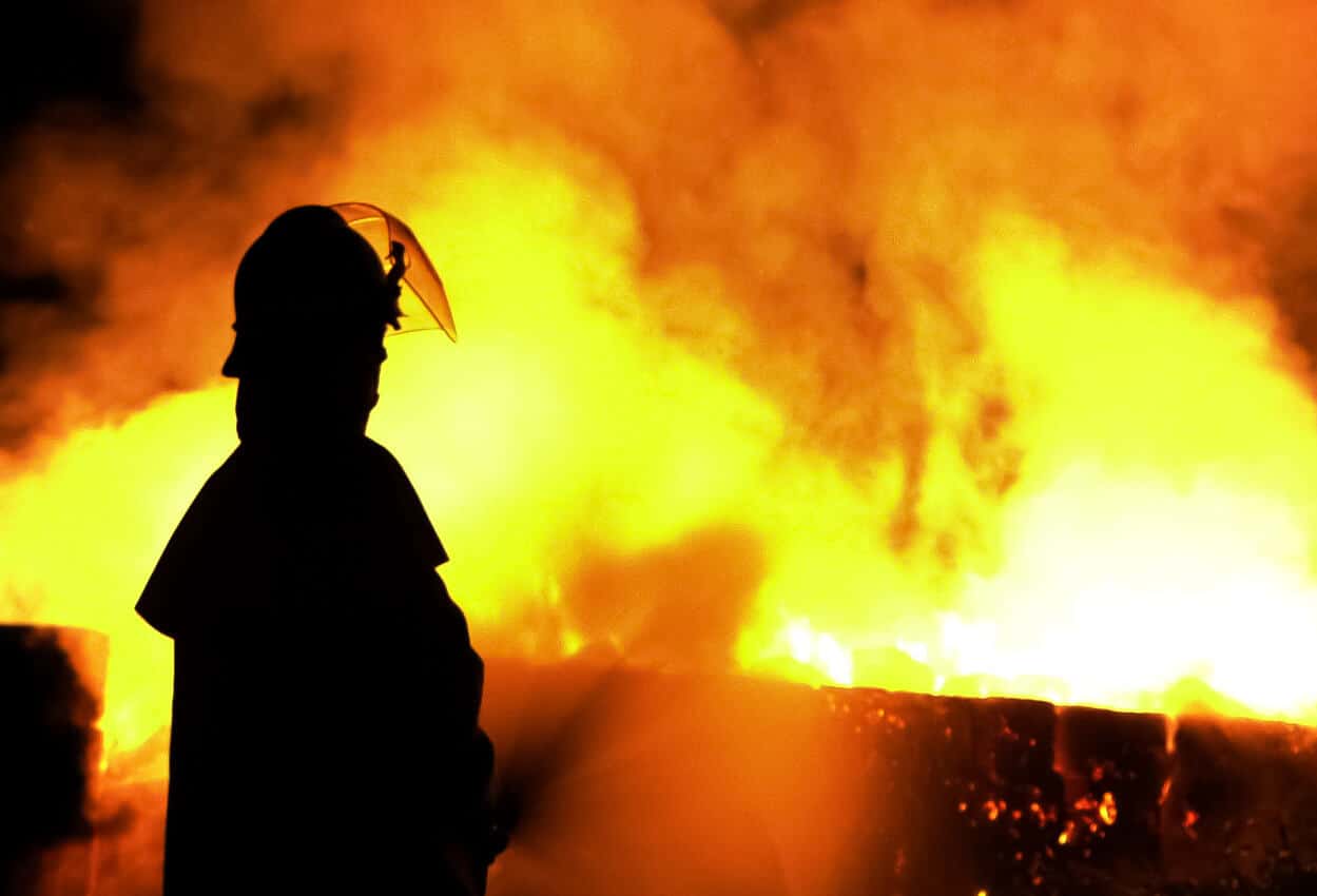 Navio com 3.000 carros pega FOGO e motivo do incêndio pode preocupar donos de elétricos