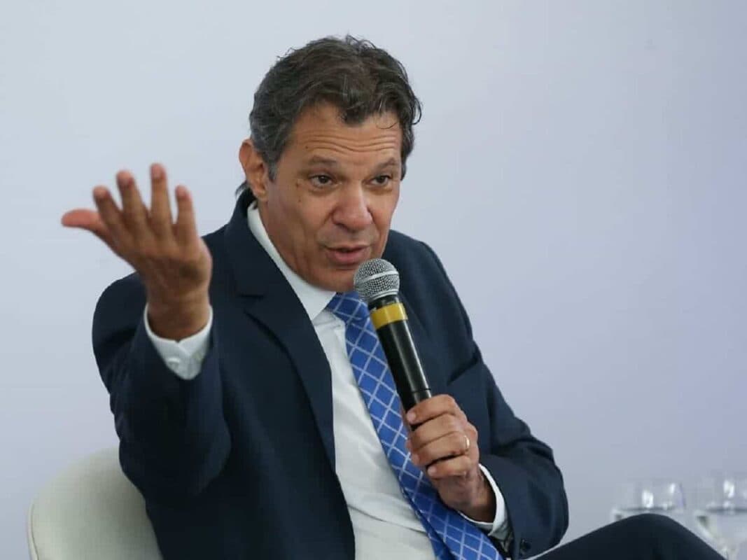 Sites de apostas precisam de controle assim como o cigarro, diz Haddad
