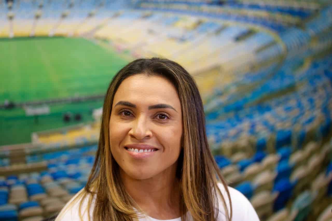 Salário da Marta equivale a menos de 1% do que o pago ao Neymar
