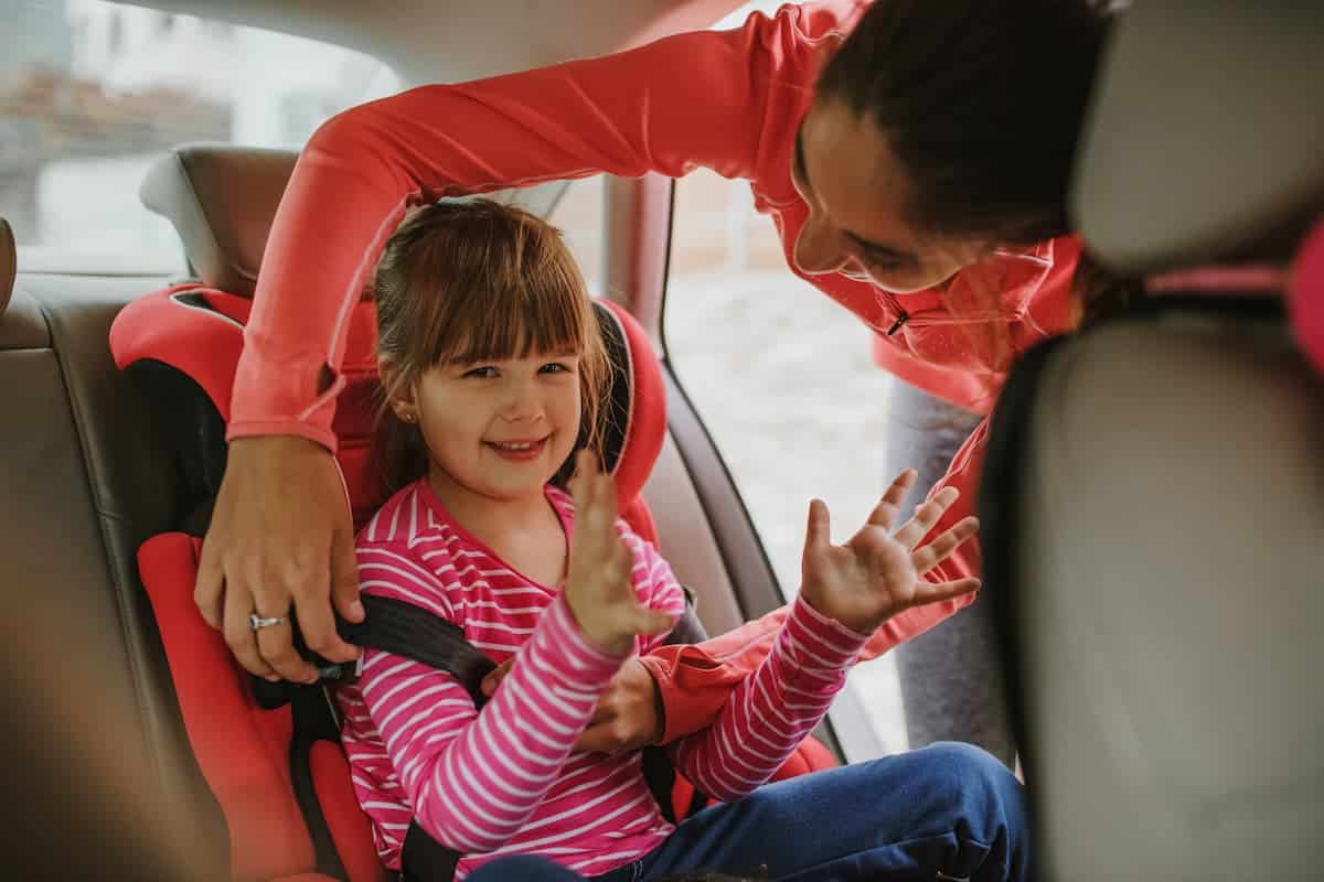 Evite multas! Saiba quando a cadeirinha pode ser colocada no banco da frente dos carros