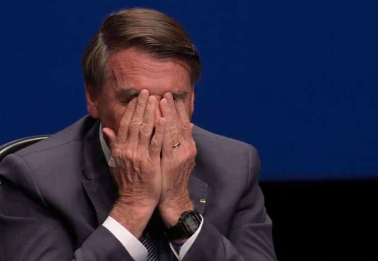 Defesa informa que Bolsonaro passou por pré-síncope e queda de pressão