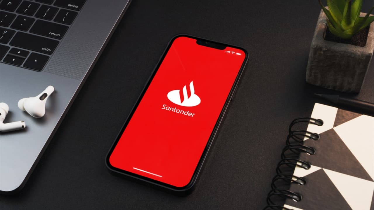 Saiba como conseguir um cartão de crédito Santander estando negativado