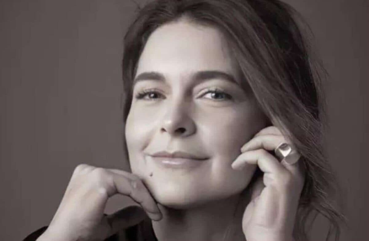 Atriz Cláudia Abreu cai em golpe ao tentar comprar passagem aérea; saiba mais