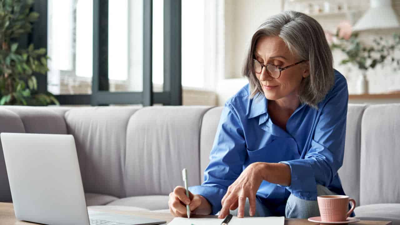 Quais são as condições para mulheres se aposentarem pelo INSS atualmente?