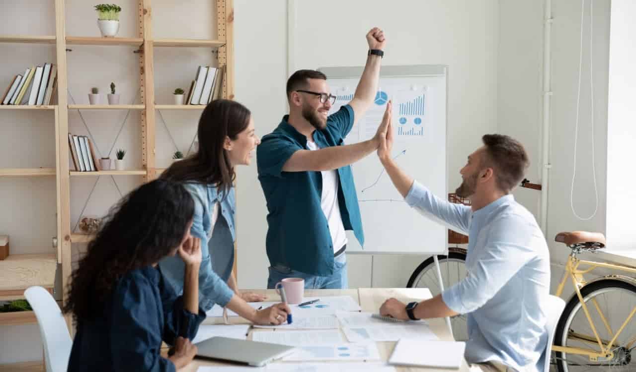 Trabalhadores retornando ao presencial têm happy hour MAIS CEDO; entenda