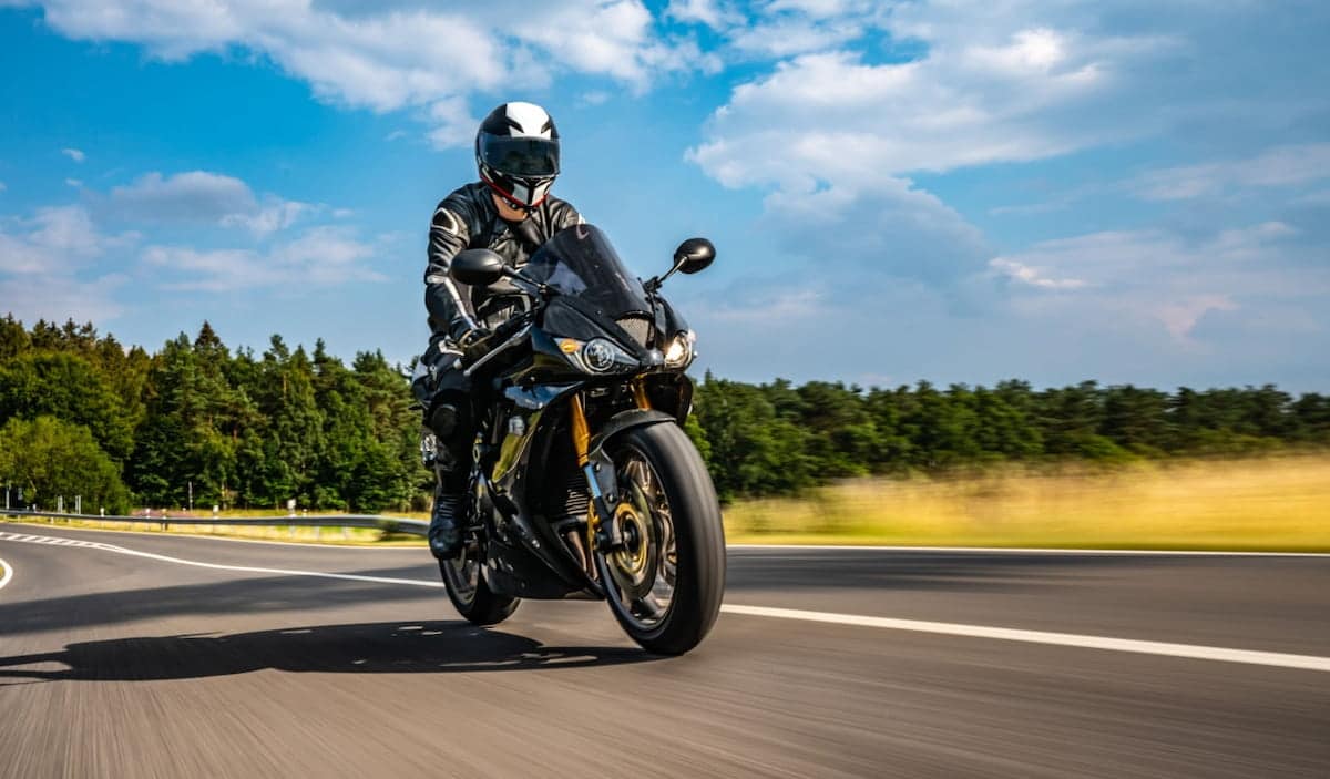 Motociclistas que usam este capacete proibido podem ganhar multa de quase R$ 300