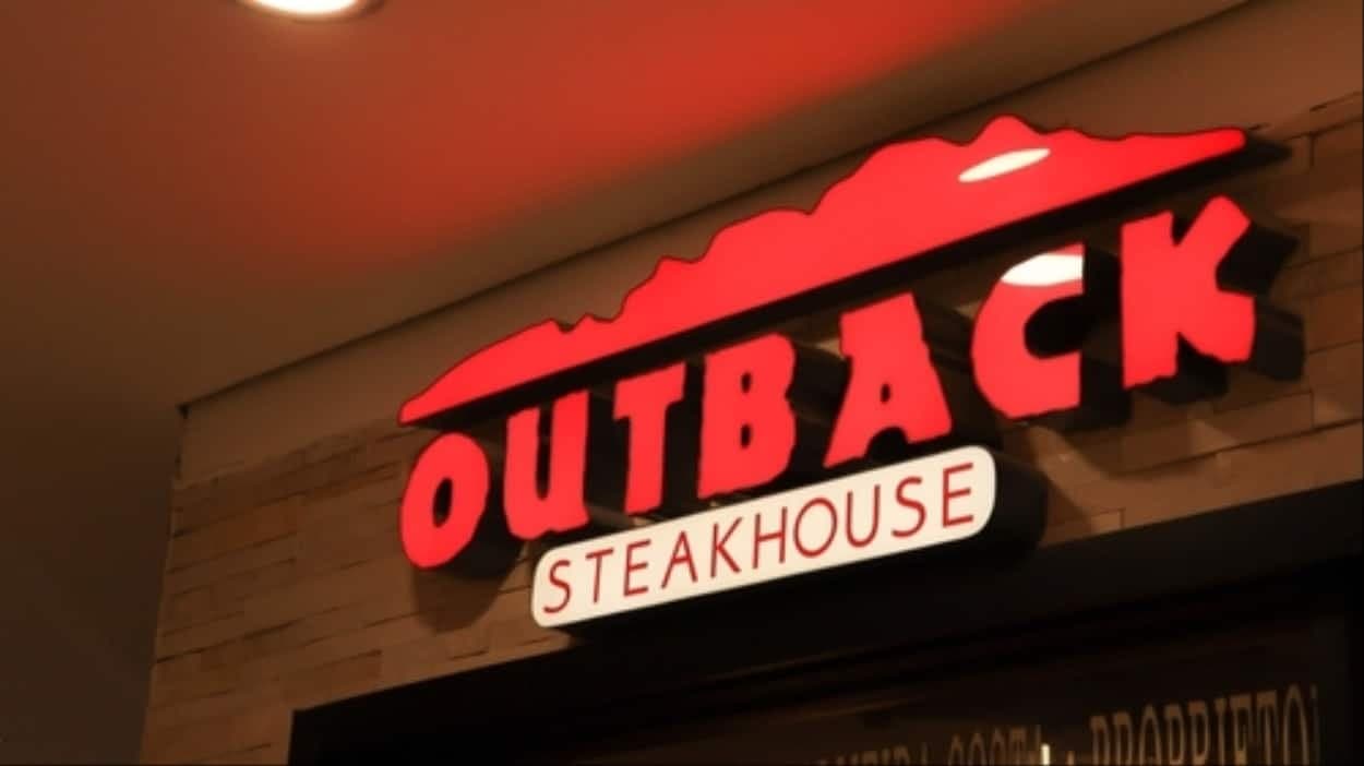 Refeição grátis liberada no Outback para donos de cartões Mastercard; veja como conseguir