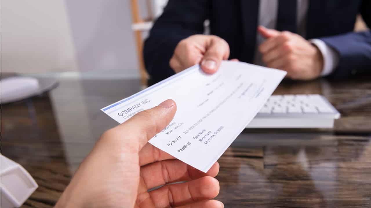 Por quanto tempo o nome fica na Serasa por causa de cheque devolvido?
