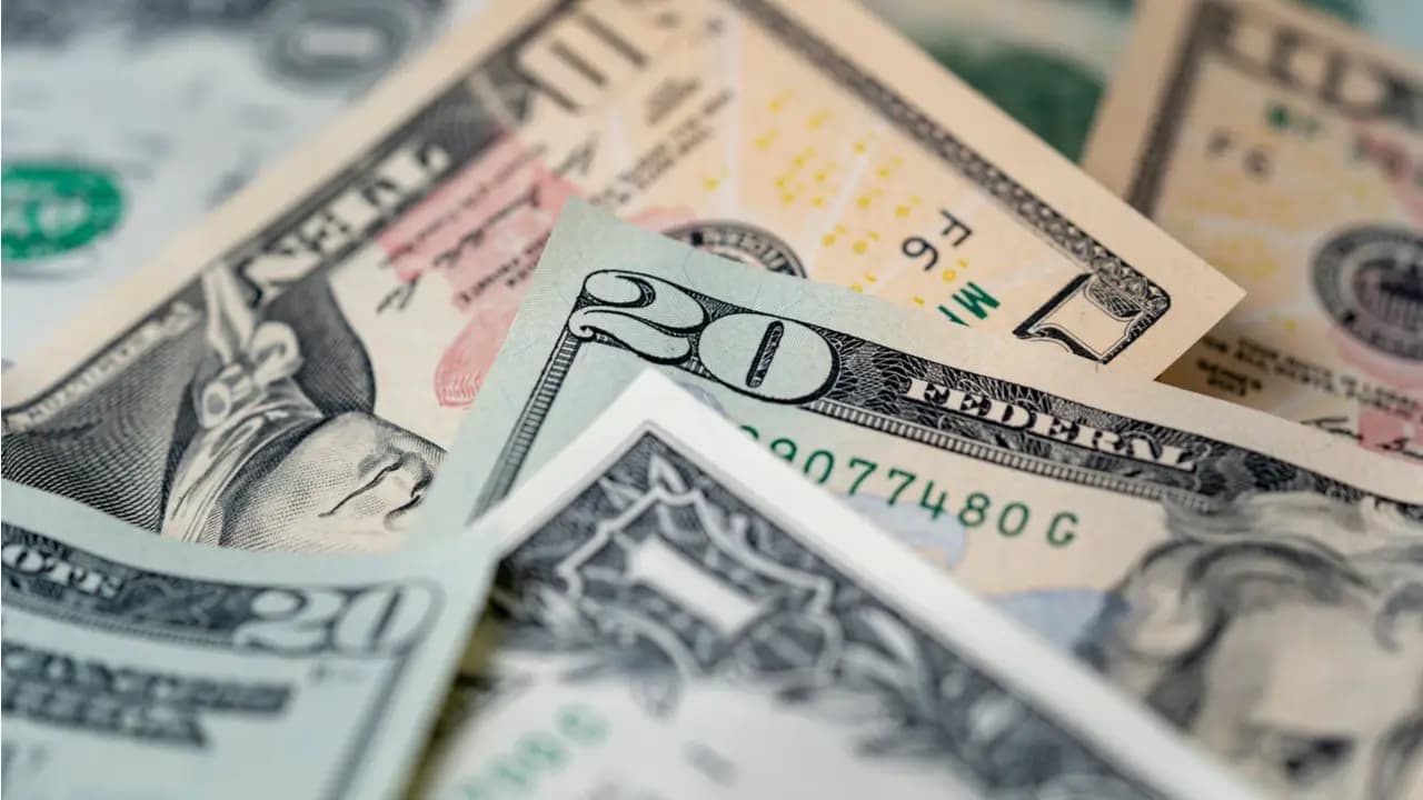 Banco Central intervém e leiloa US$ 3 bilhões para conter alta do dólar