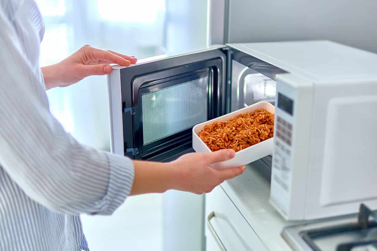 Afinal, manter o micro-ondas na tomada gasta muita energia?