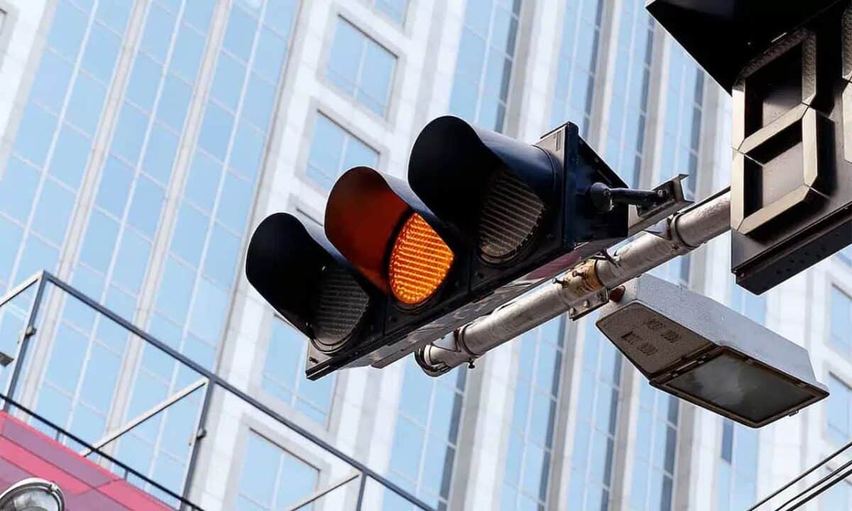 Multa surpresa? Veja se você pode ser multado por passar no sinal amarelo