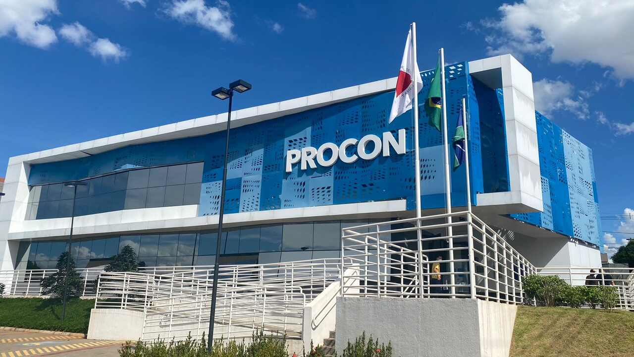 Fiscalização pesada: Procon apreende 250 kg de alimentos vencidos em supermercados