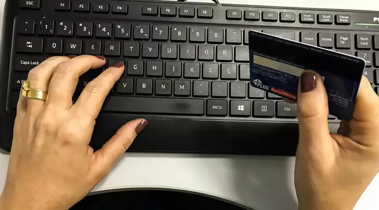 Mulheres pagam mais caro em produtos devido à taxa rosa, entenda