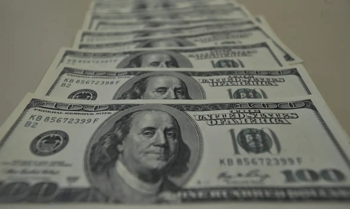 Bolsa cai e dólar sobe após governo anunciar alta no IOF