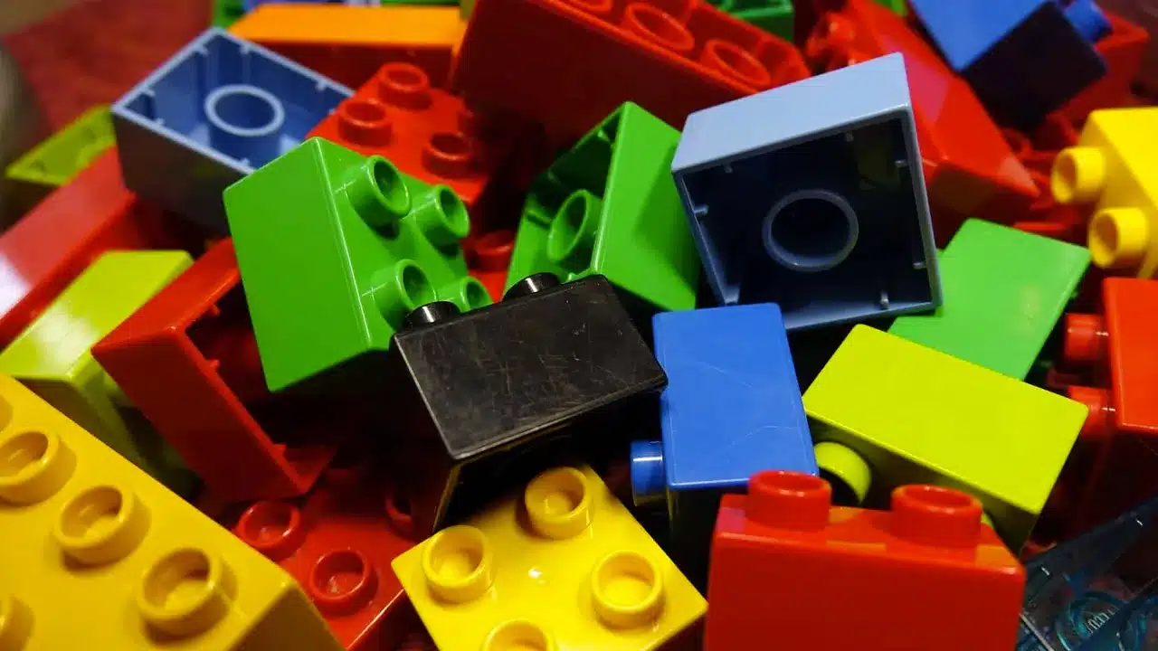 Dupla é flagrada roubando R$ 8 mil em caixas de Lego em Canoas no Rio Grande do Sul
