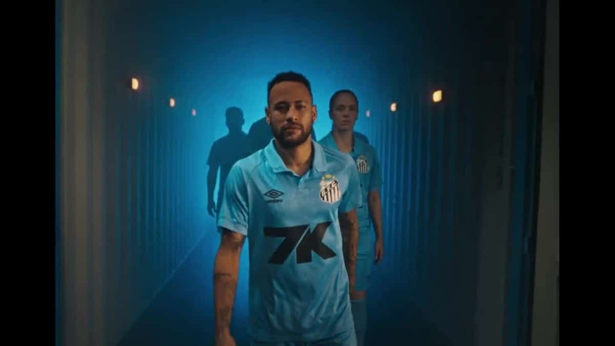 Santos supera meta anual de vendas com sucesso da camisa azul