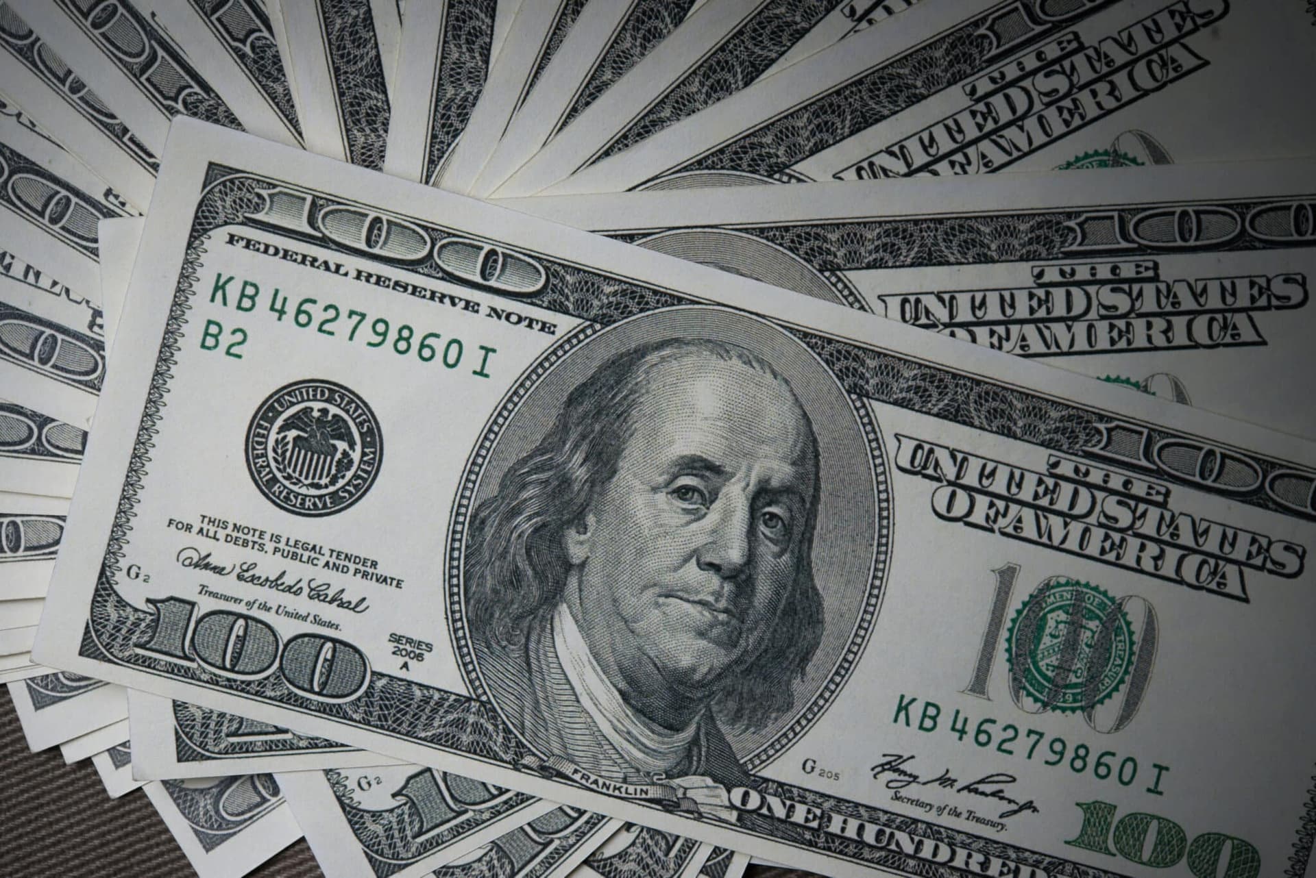 Dólar recua em meio à tensão Israel-Irã e atenção para a ‘Superquarta’ no mercado