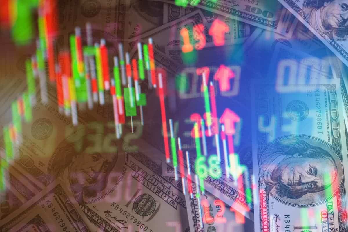 Wall Street registra alta na abertura enquanto investidores analisam balanços e dados