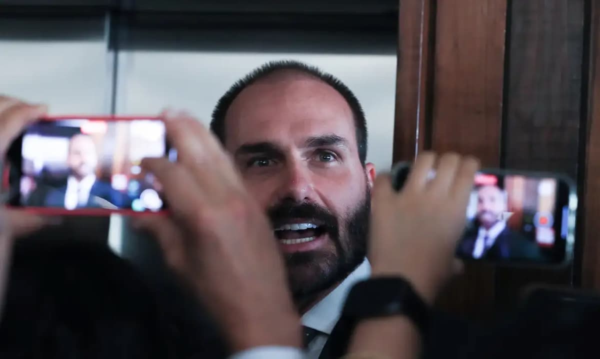 Moraes bloqueia Pix e conta de Eduardo Bolsonaro e deputado reage