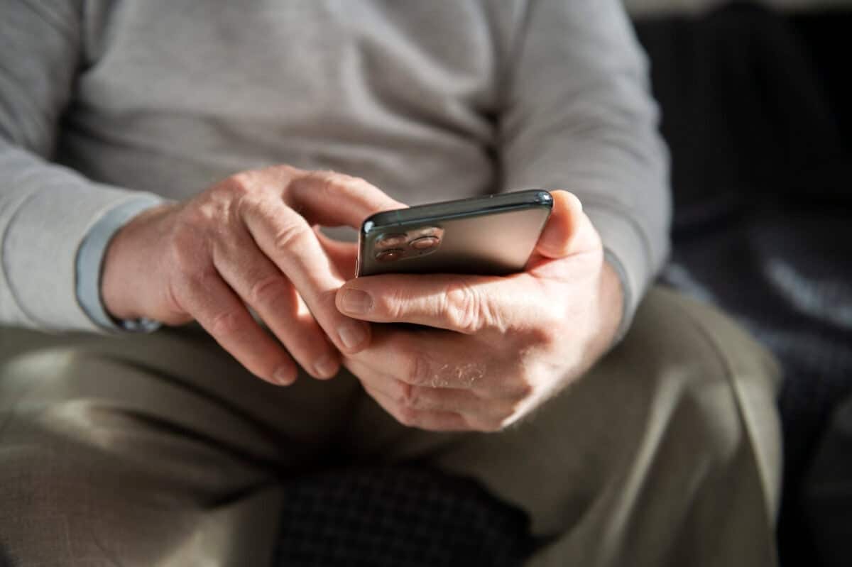Internet entre idosos bate recorde e já é usada por 69% deles, segundo IBGE