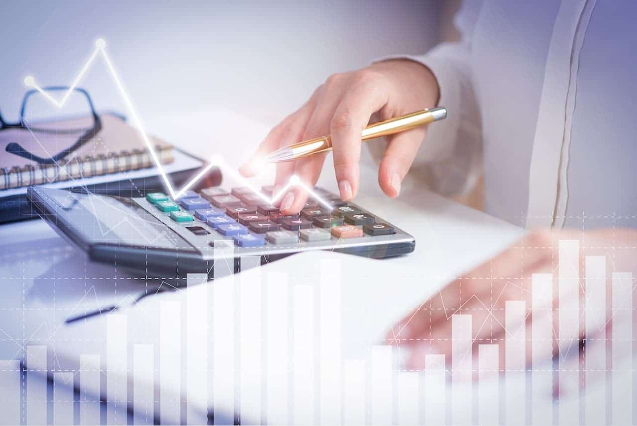 Risco fiscal e a baixa poupança que impedem o BC de cortar os juros no Brasil