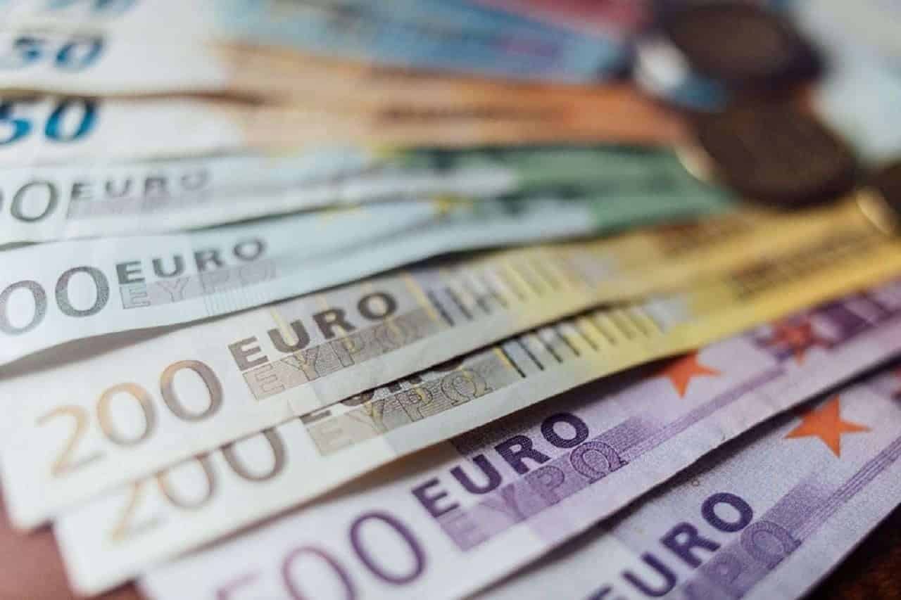 Tarifas retaliatórias da UE contra os EUA são adiadas; entenda os motivos