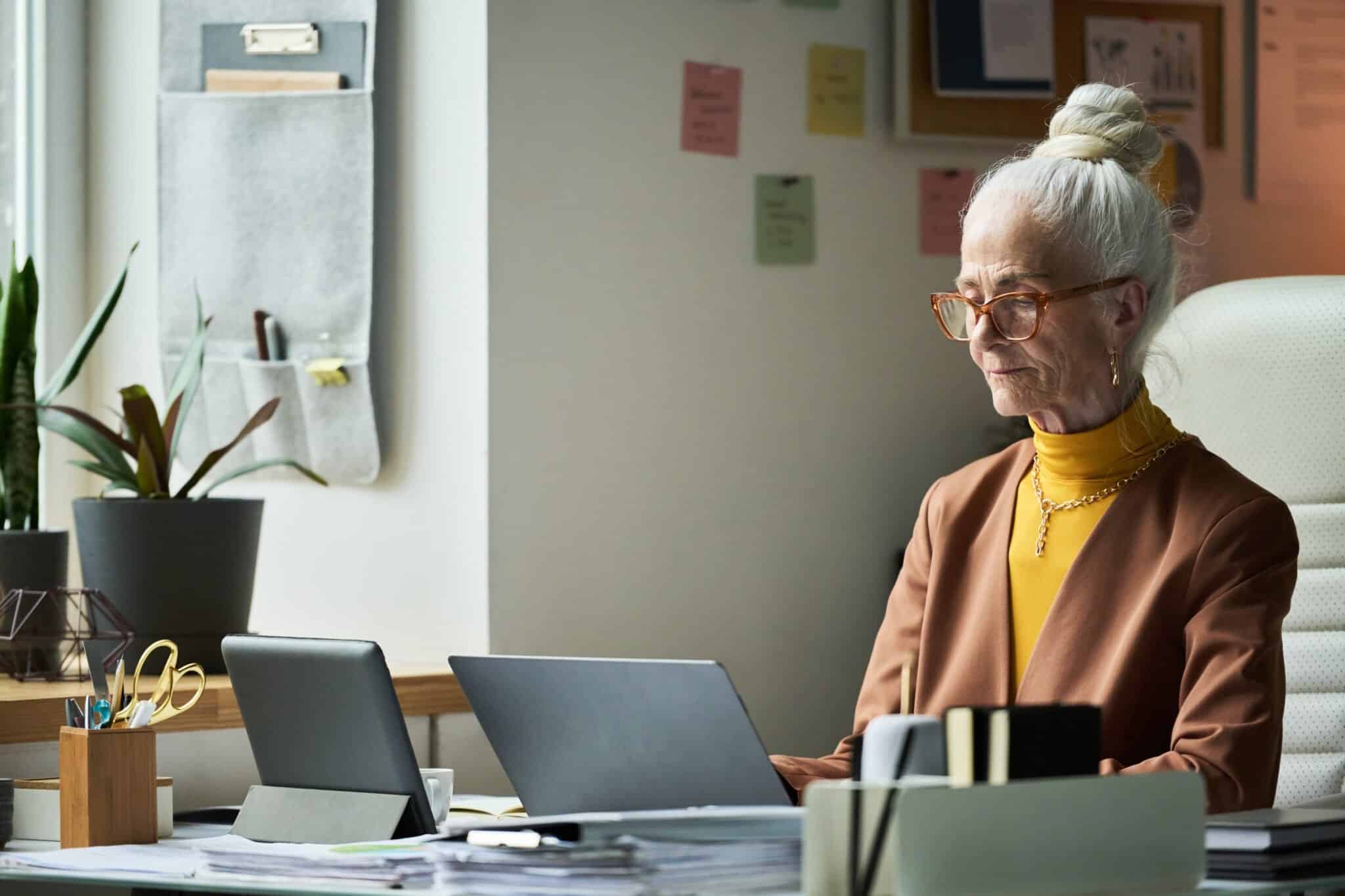 Trabalhadores com mais de 60 anos em alta; o que isso revela sobre o mercado