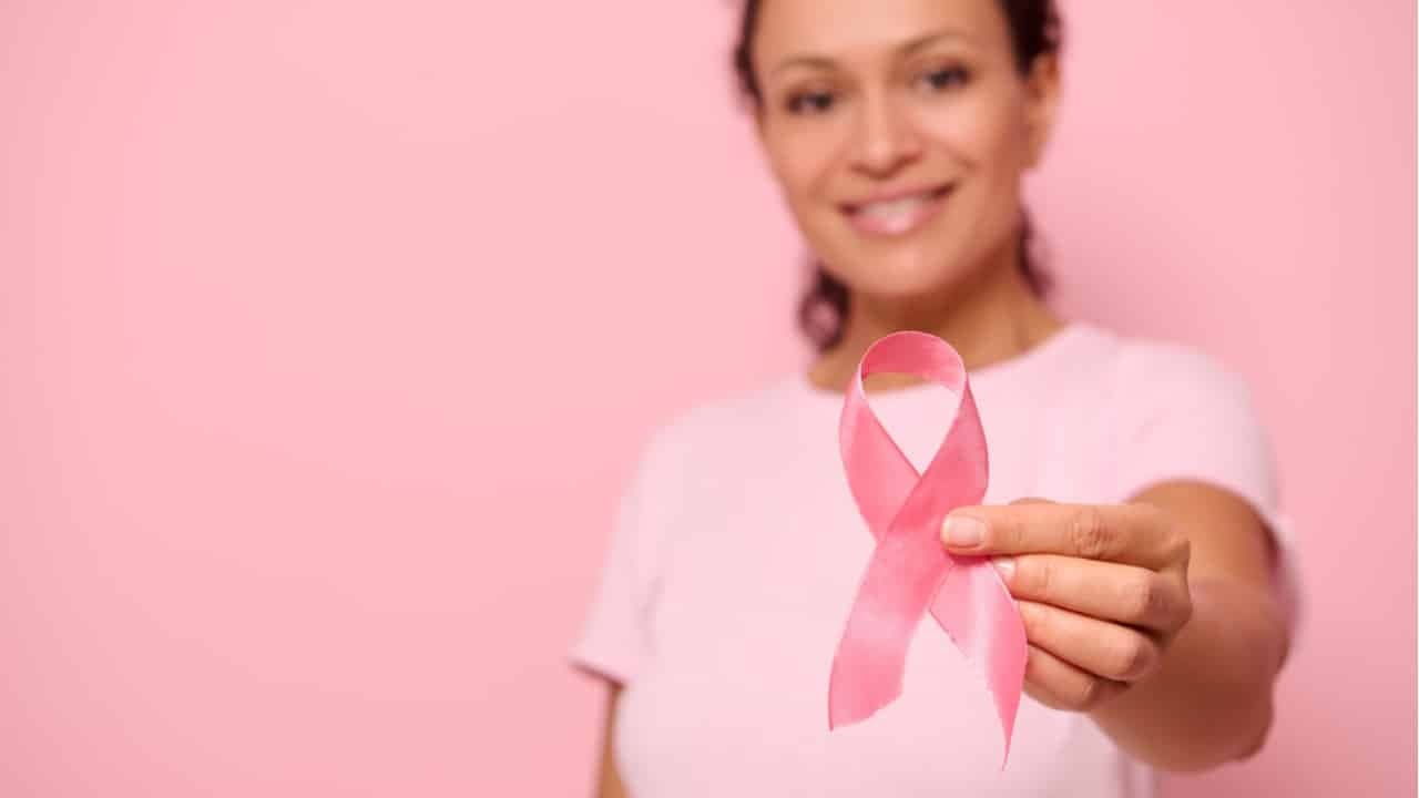 Outubro Rosa: saiba se câncer de mama libera aposentadoria no INSS