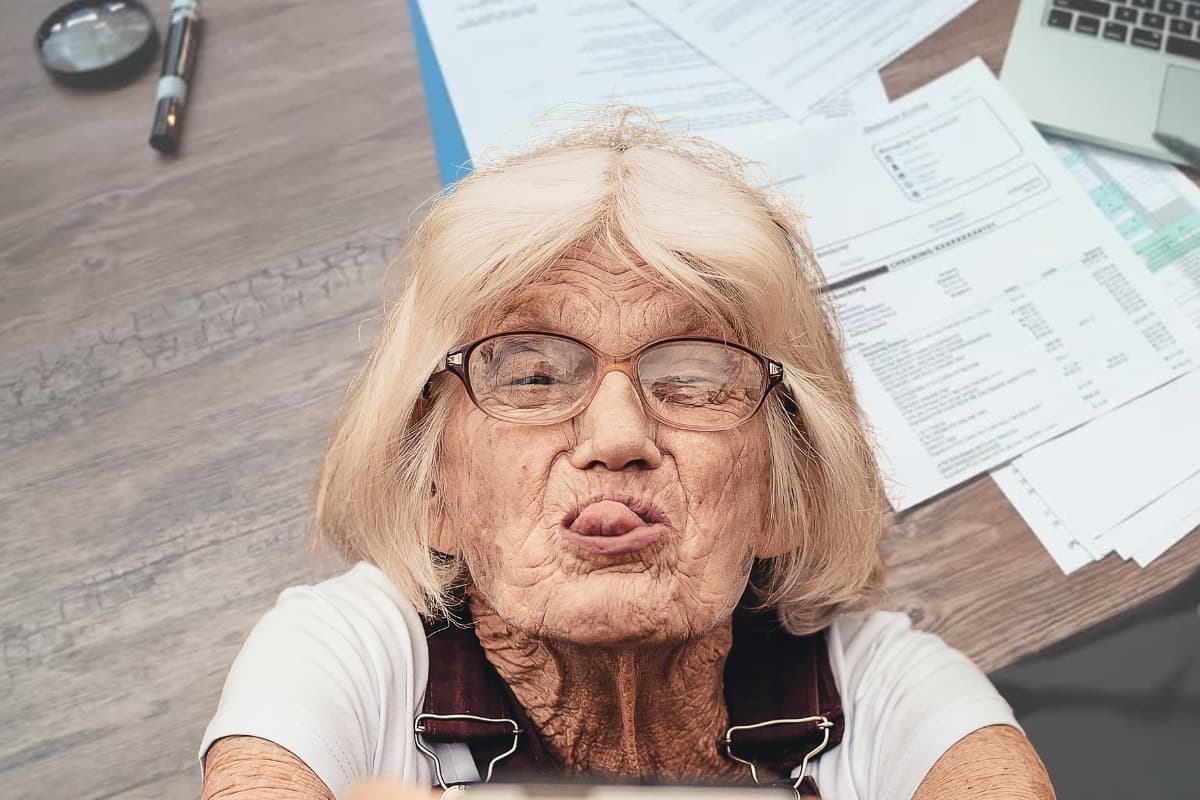 Cras anuncia benefícios para idosos com 65+, veja como resgatar