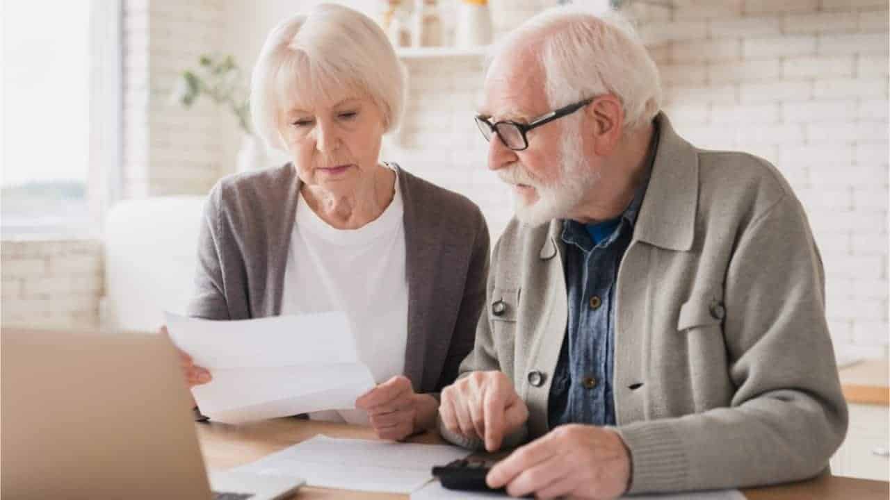 Idosos com dívidas podem ter alívio imediato com nova lei; veja quem tem direito