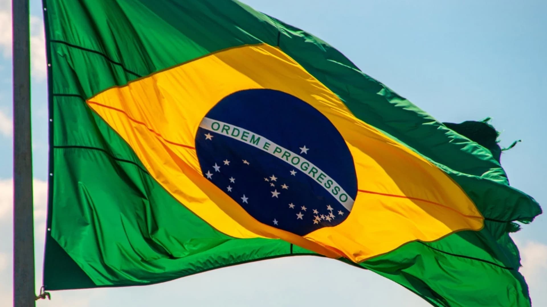 Chega de só exportar soja e minério: Brasil deve subir de nível, diz deputado