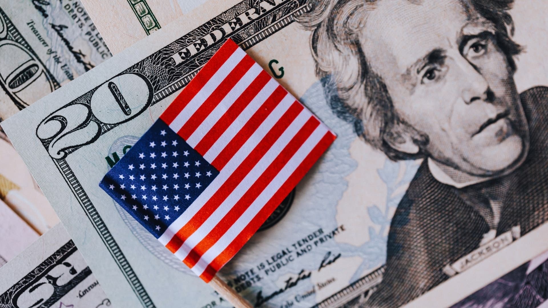 Dólar recua e fecha abaixo de R$ 5,30 com alívio após fim do risco de ‘shutdown’ nos EUA
