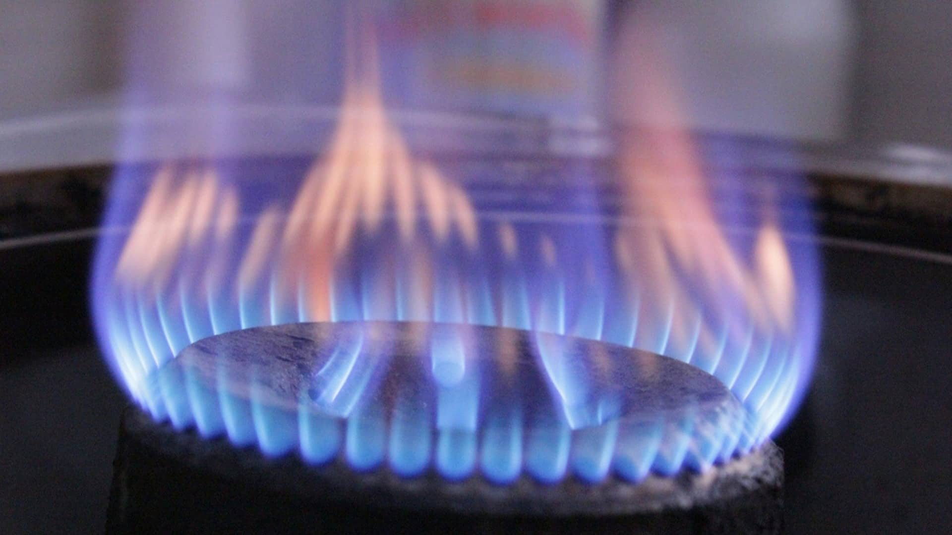 Gás de cozinha pode ter regras alteradas; setor liga alerta para riscos
