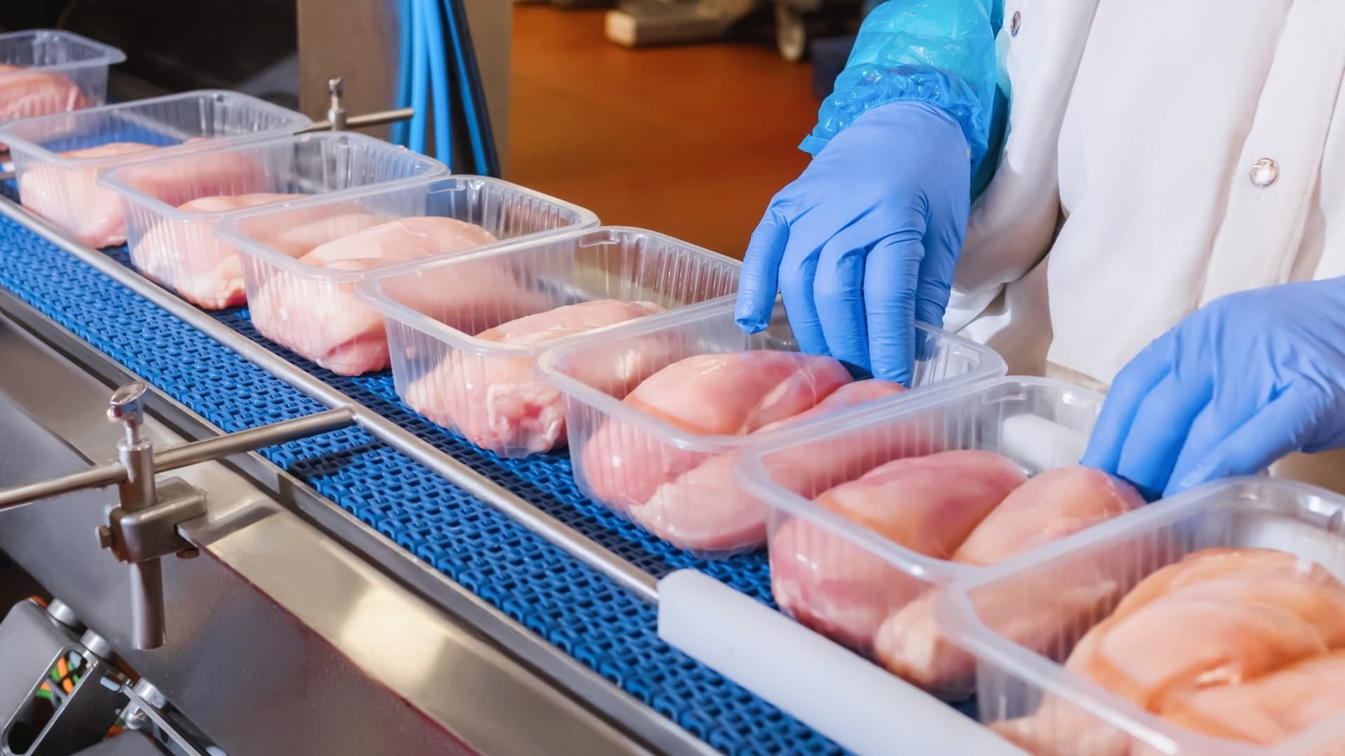 Produção de carnes surpreende em 2025, mas deve recuar em 2026; entenda