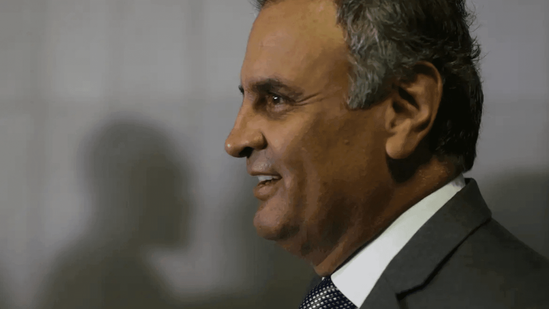 Aécio Neves processa Lula: debate sobre IR vira disputa judicial
