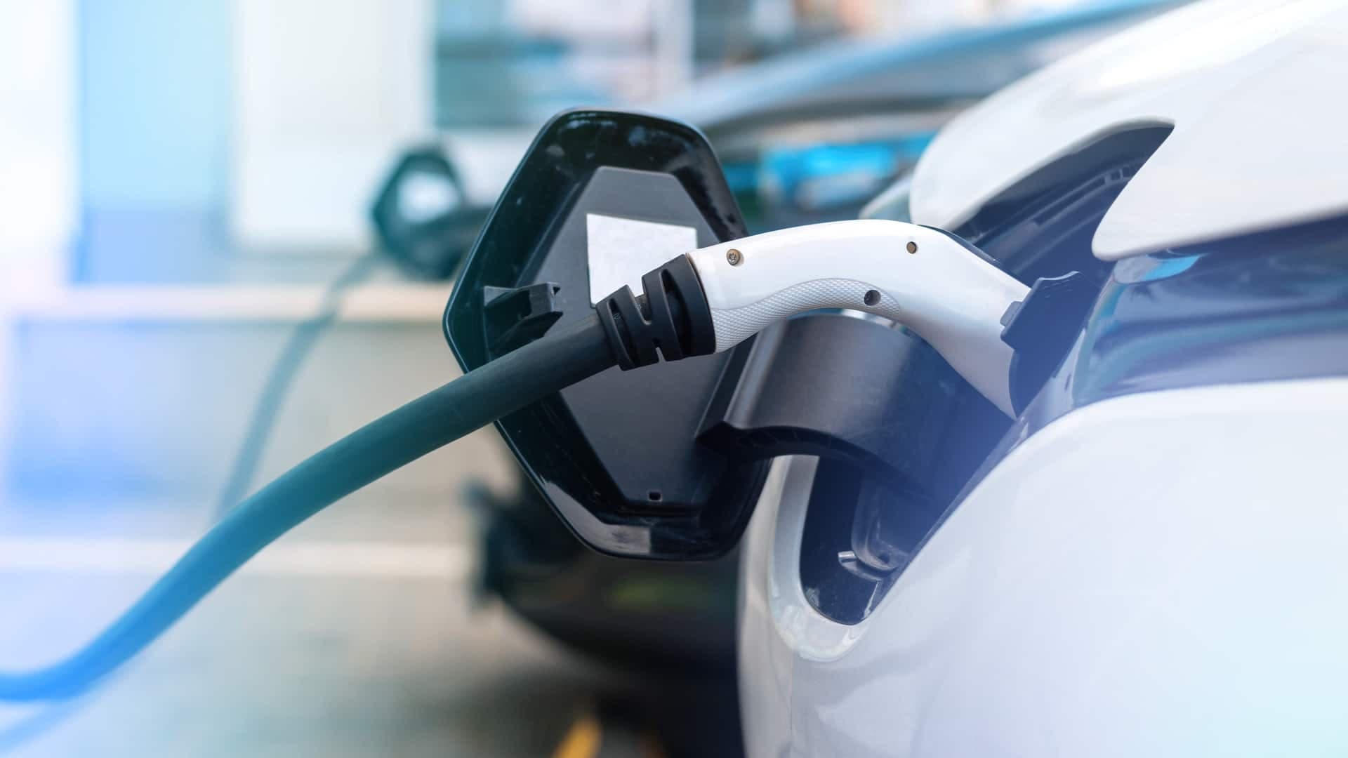 Proprietários de carros elétricos podem acessar benefício do governo conforme critérios