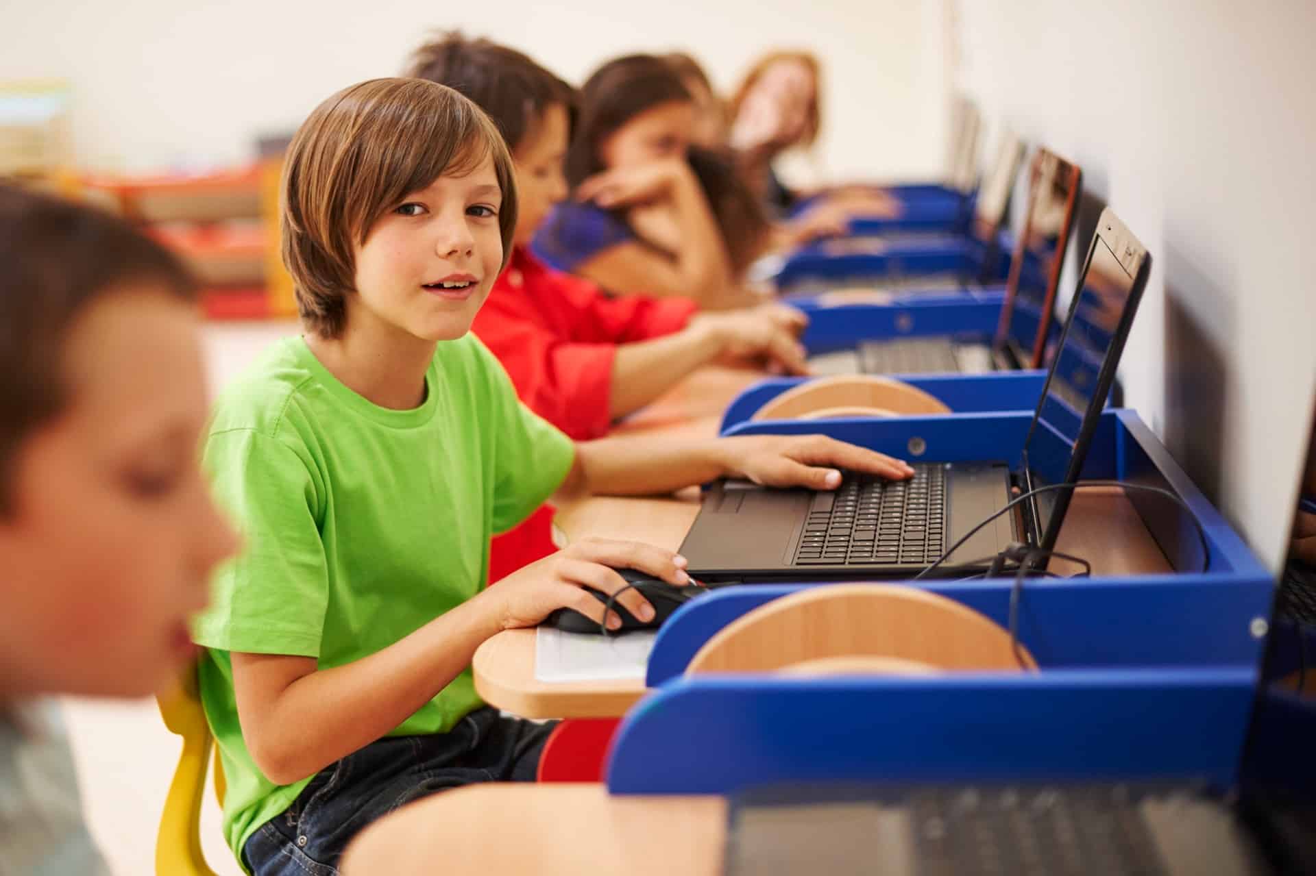 Governo promete internet para todas as escolas até 2026; confira os detalhes