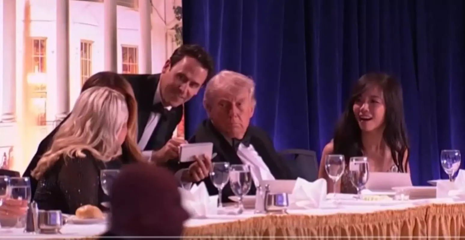 Trump é retirado às pressas após disparos durante jantar tradicional em Washington
