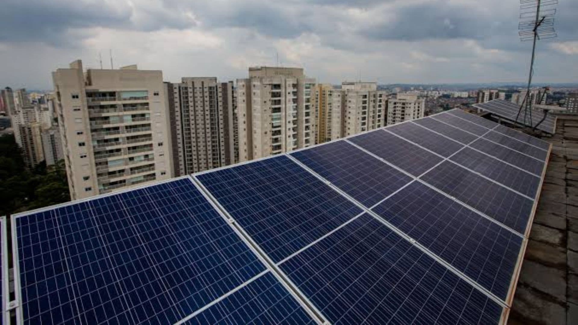 Subsídio à energia solar avança 50% e eleva custo da energia para quem não tem painéis