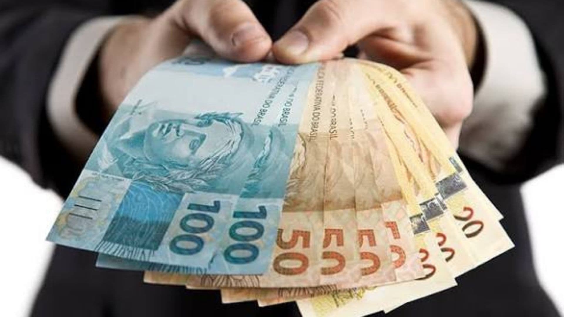 Milhares recebem pagamento de julho no 3º dia útil do mês