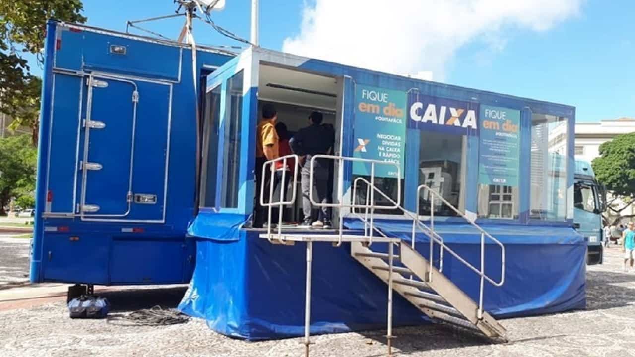 Caminhões Você no Azul da Caixa rodam o país renegociando dívidas