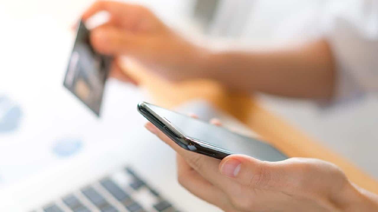Confira os 4 melhores cartões de crédito sem anuidade com mimos e cashback