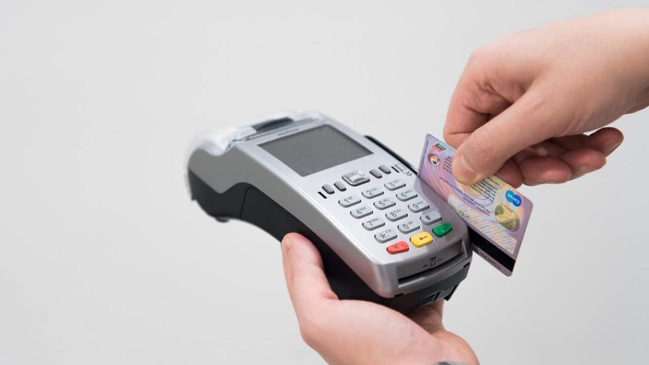 qual a diferença entre cartões de crédito e cartões de débito